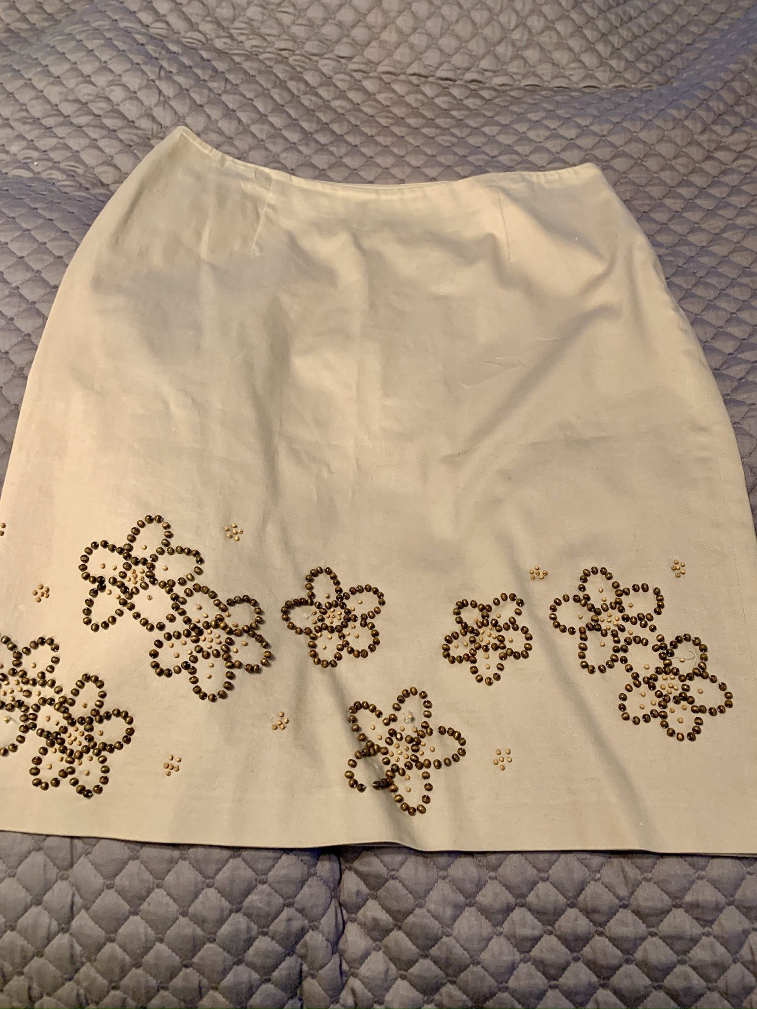 Beautiful Alfani Skirt With Beaded Flower Size 8 Pettit Side Zipper 22” Long Waist 30-31” If you see it here , it is available The skirt has lining