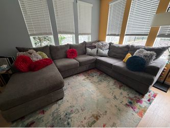 2pc Sectional w/Chaise from Rooms To Go