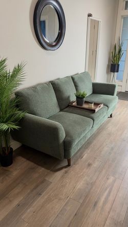 Couch (FREE Delivery!🚚)