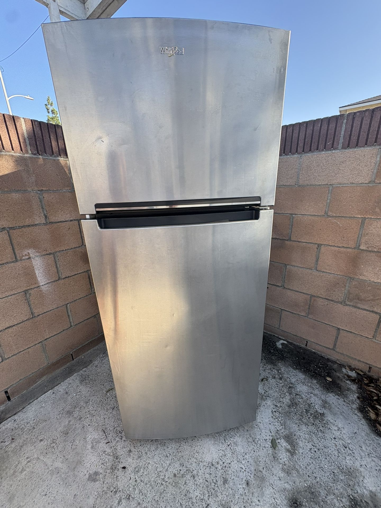 Whirlpool Flexible Storage Bin 17.6-cu ft Standard-Depth 28-in Wide Top-Freezer Refrigerator