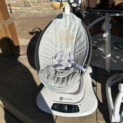 4MOM swinging bassinets,infant seat and play Met 