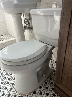 FREE - Glacier Bay Single Flush Round Toilet in White