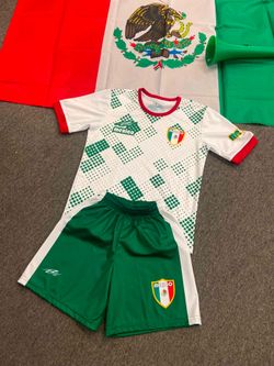 Uniforme de niño con bandera y trompeta 🎺