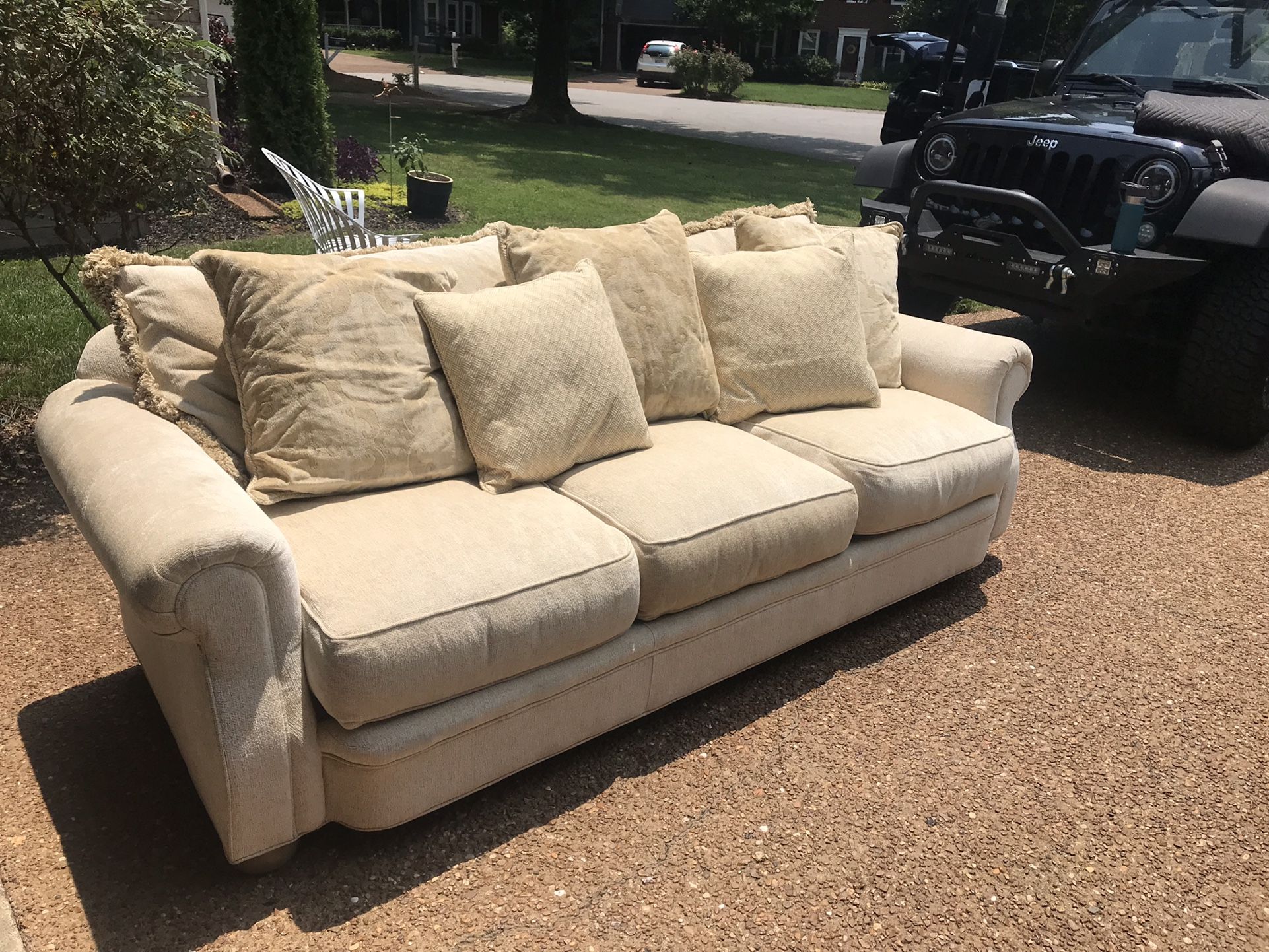 Wonderful condition!! Beige Harden couch, quality furniture, Franklin pickup