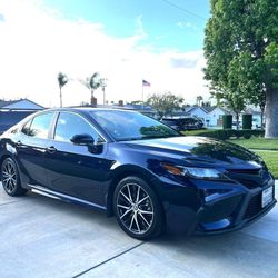2022 Toyota Camry SE Hybrid