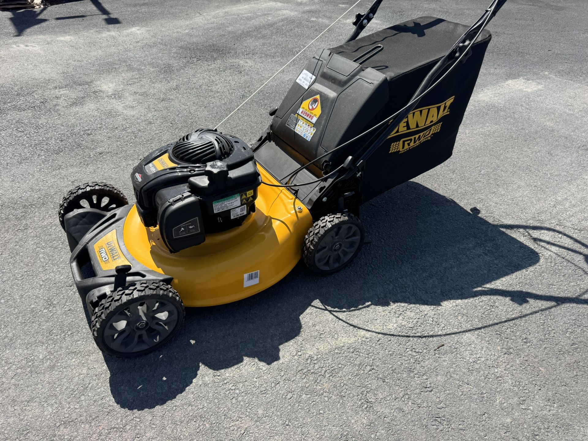 Like New Dewalt Gas Mower 150cc RWD With 21” Cutting Deck And Bag. Must Pickup