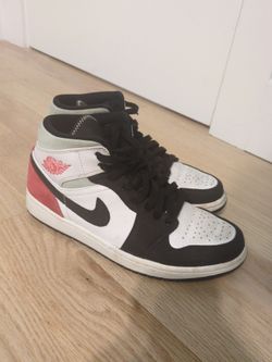 Jordan 1 mids size 8.5
