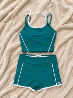 Alo Yoga green & white set with white piping #aloyoga #activewear