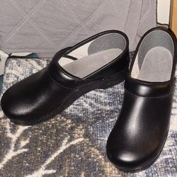 DANSKO SIZE 42
(11.5 Women)Shoes