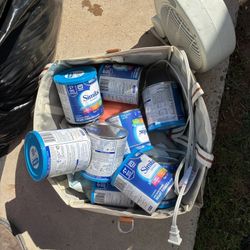 Ropas De Bebé Leche En Polvo Y Una Bañera 