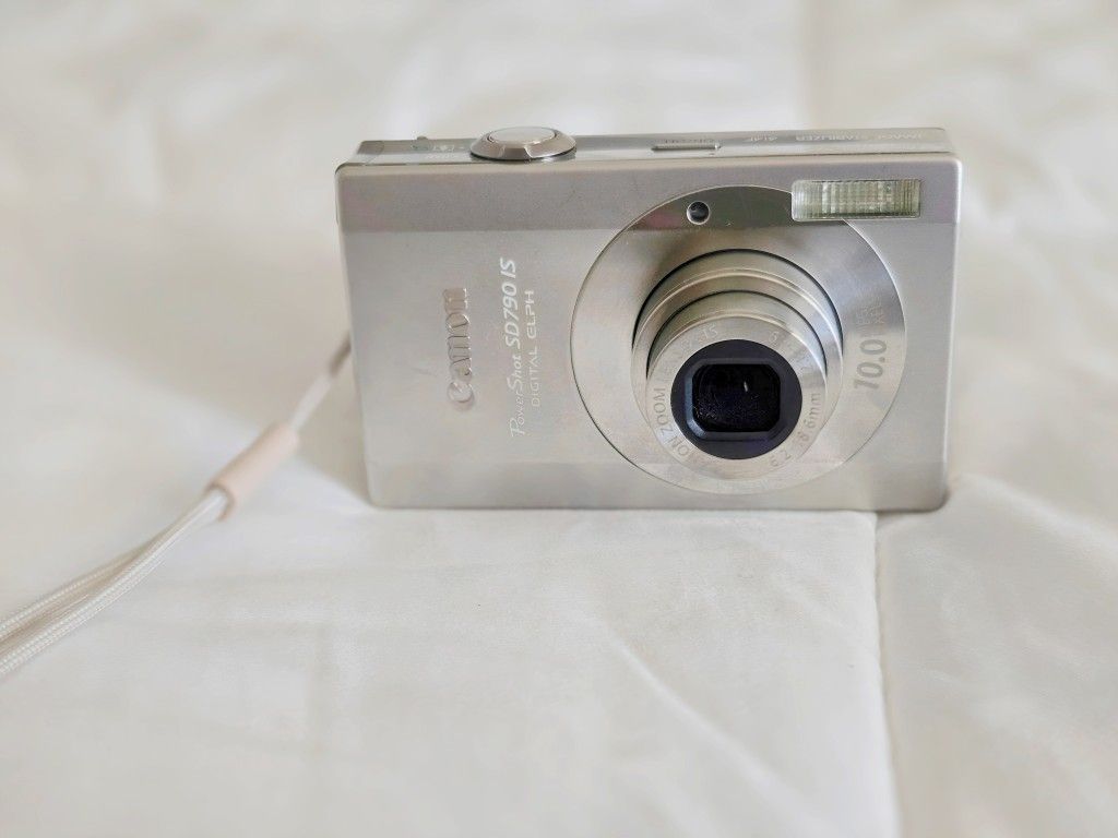 The Canon PowerShot SD790IS 10MP Digital Camera