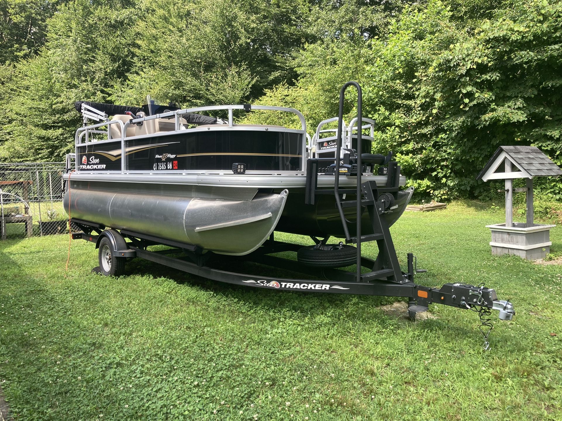 2022 Suntracker Bass Buggy 16’