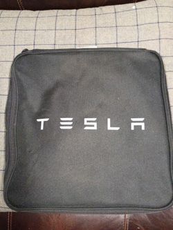 Hola estoy vendiendo este cargador para Tesla lo puedes conectar en tu casa también,$280, OBO gracias.