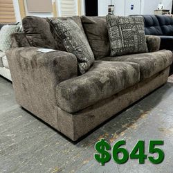 SOLETREN ASH LOVESEAT