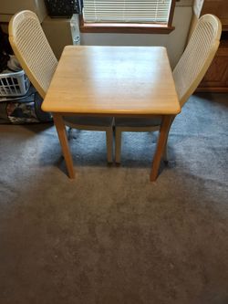 Breakfast table, Pine chairs