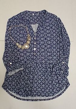 Women's Blouse Size Medium Pre-owned Good Condition PICK UP ONLY MAYWOOD CA 90270 
