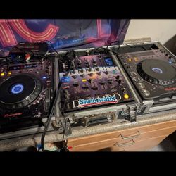 pioneer CDJs 1000,s with djm 800 mixer with Odyssey case in serato box