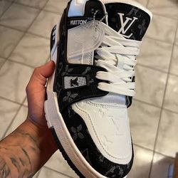 (Shipping zelle and venmo only )Louis Vuitton Trainers