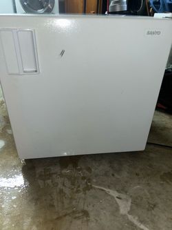 Sanyo Mini Fridge with Freezer Compartment – Works Great