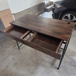Desk With 2 Drawers