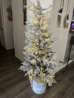 Flocked Xmas Tree 5 Feet