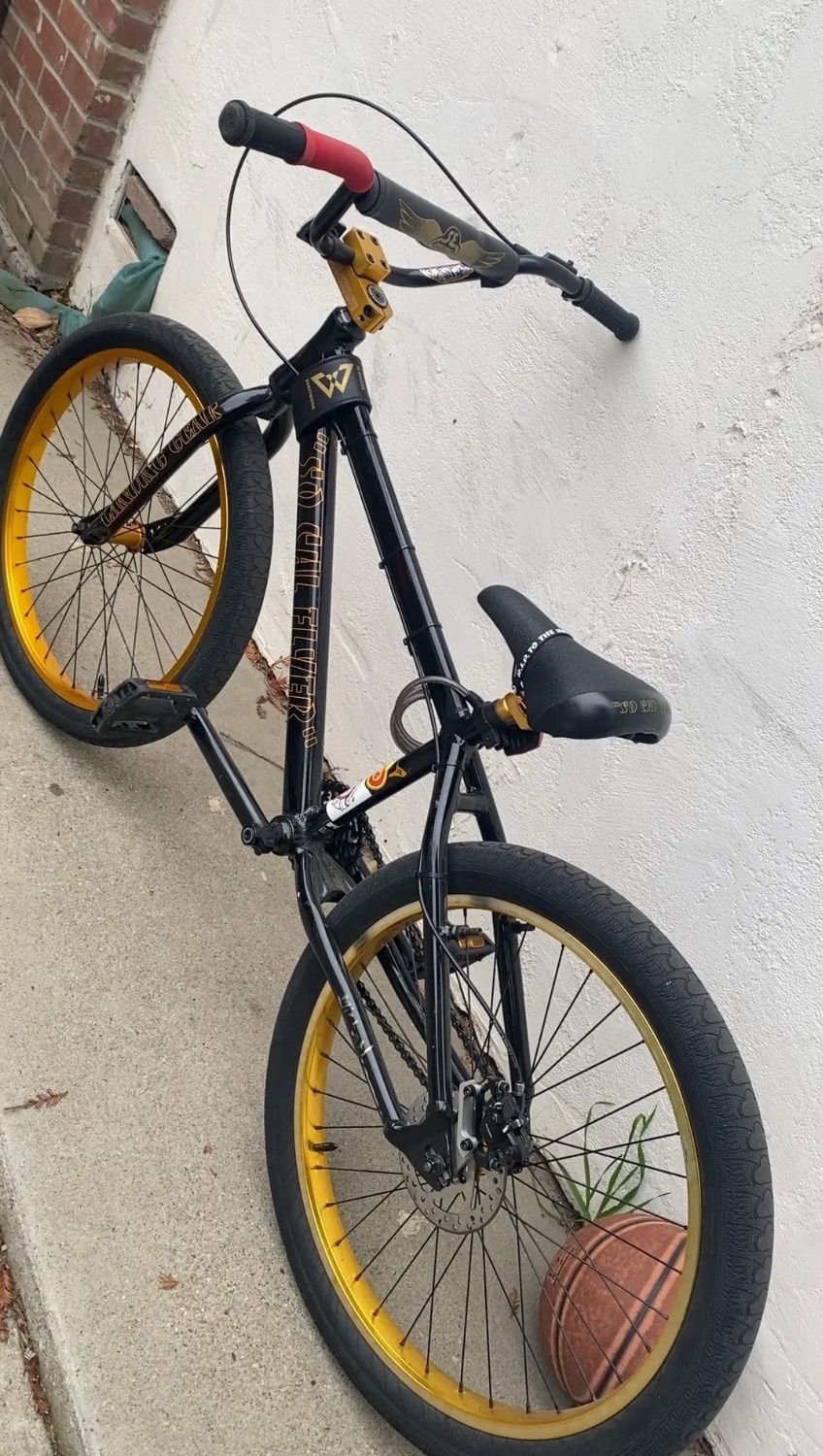 Selling Black And Gold Se 24in