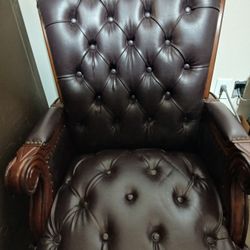 Vintage Tufted Leather Executive Office Chair – Solid Wood Arms