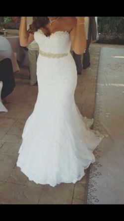 ESSENSE OF AUSTRALIA wedding dress. Veil sash and slip included. Size 12 in regular clothe I wear 8-10.