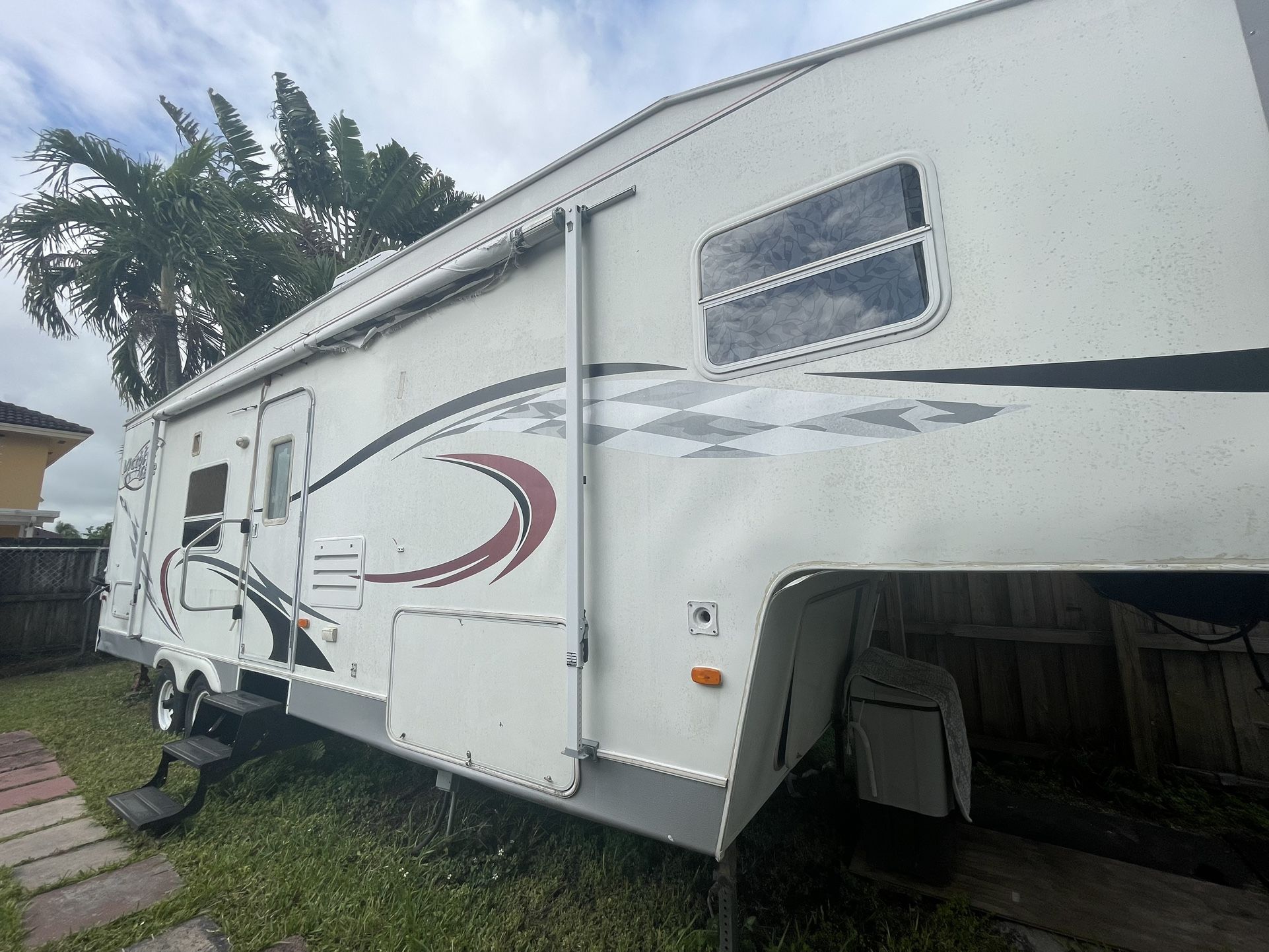 2006 Dutchmen RV - Queen Bed, Title in Hand!