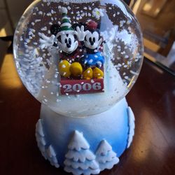 2006 SNOW GLOBE MICKEY MINNIE ON SLED SNOWFLAKES DISNEY STORE