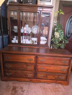 Wood dresser very good condition