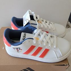 BRAND NEW DISNEY GOOFY ADIDAS SIZE 2