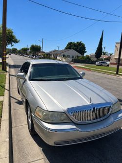 2005- Lincoln Town car