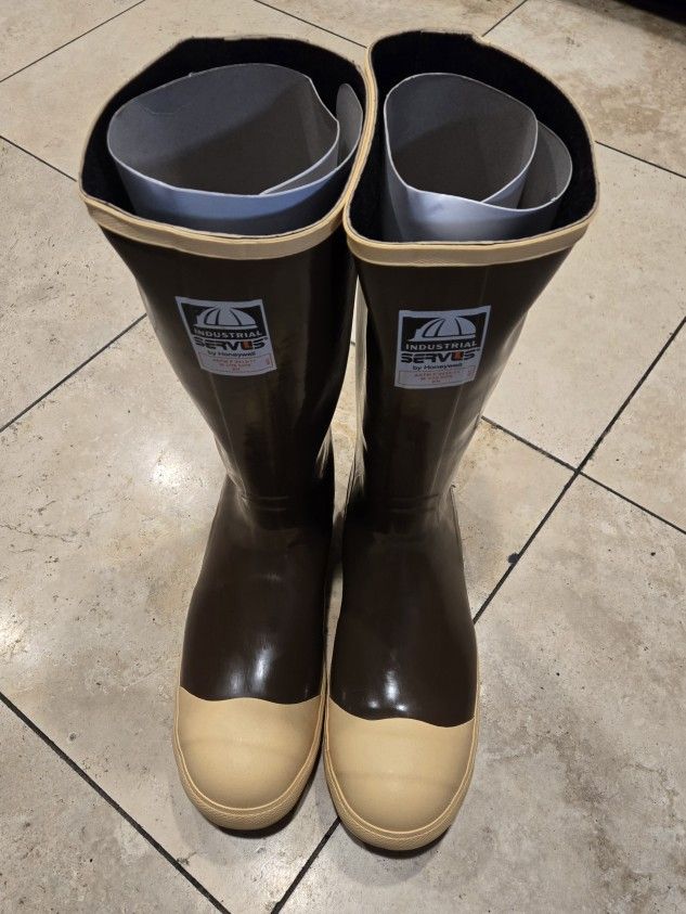 Men's Servus Rubber Boot, Steel Toe.