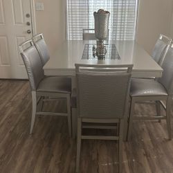 Elegant Dining Room Table Perfect For The Holidays