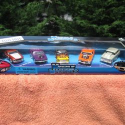 Muscle Machines 5 Car Set~Boss 302~Charger~55 Chevy~Olds 442~55 Nomad
-NEW