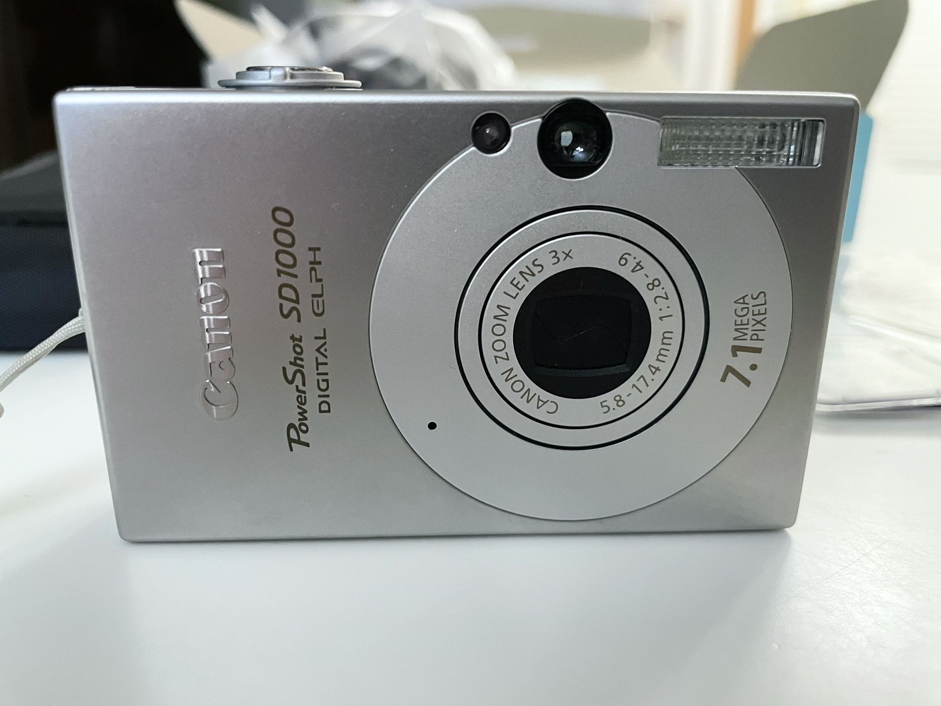 Canon PowerShot ELPH SD1000 Digital Camera 7.1MP Bundle 4,32gb Cards This Is In NEW Condition