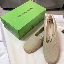 Women’s GRASSHOPPERS Brisbane Natural slip on wedge shoes… Size 9M