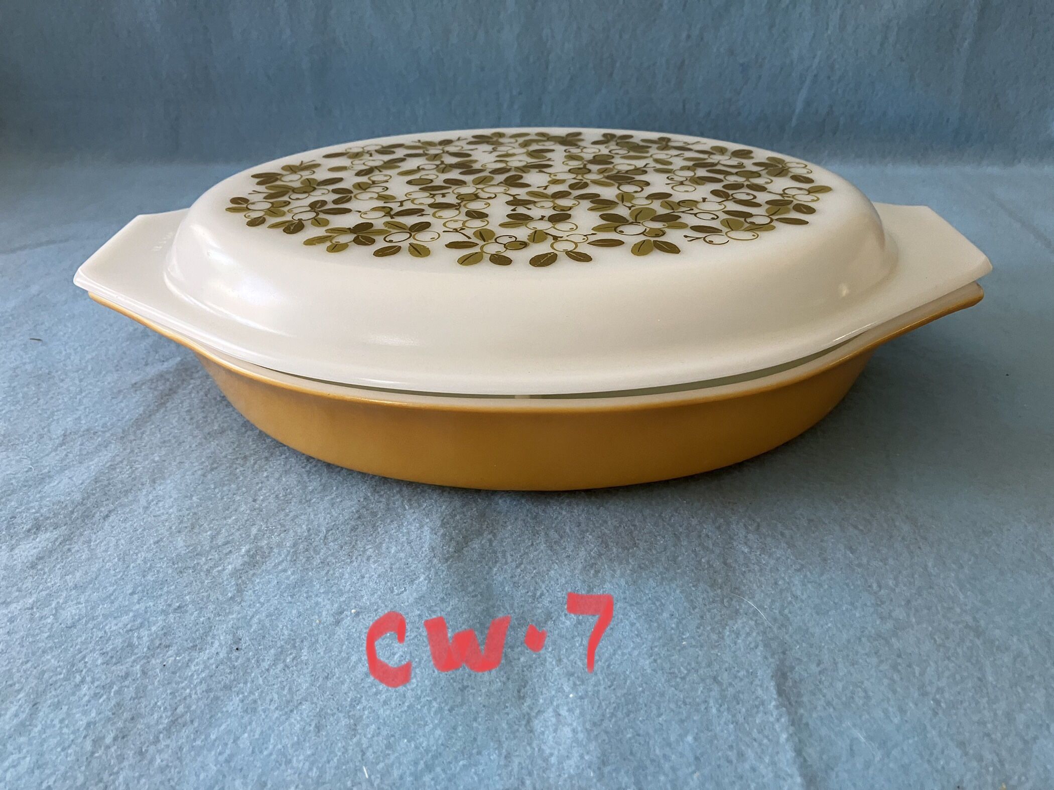Vintage Pyrex 1 Qt. Oval Divided Dish With Lid. CW-7.