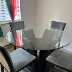 Round table with glass top and 4 gray high chairs for $300!!! No Pets,No Smoke 