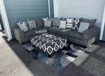 Beautiful Gray Sectional Couch (Free Delivery)🚚