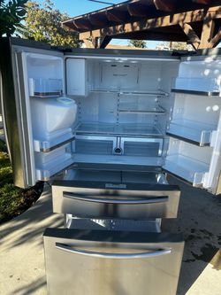 Samsung Stainless Steel 4 door Refrigerator With Ice Maker And Water Dispenser