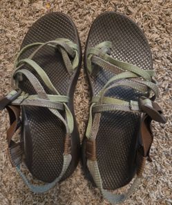 Women’s chacos Size 8, Green  Good Condition