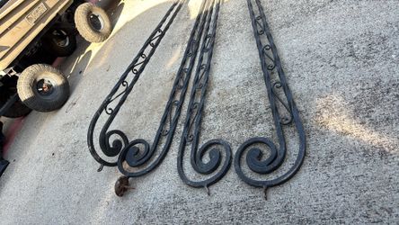 Solid twisted metal decor