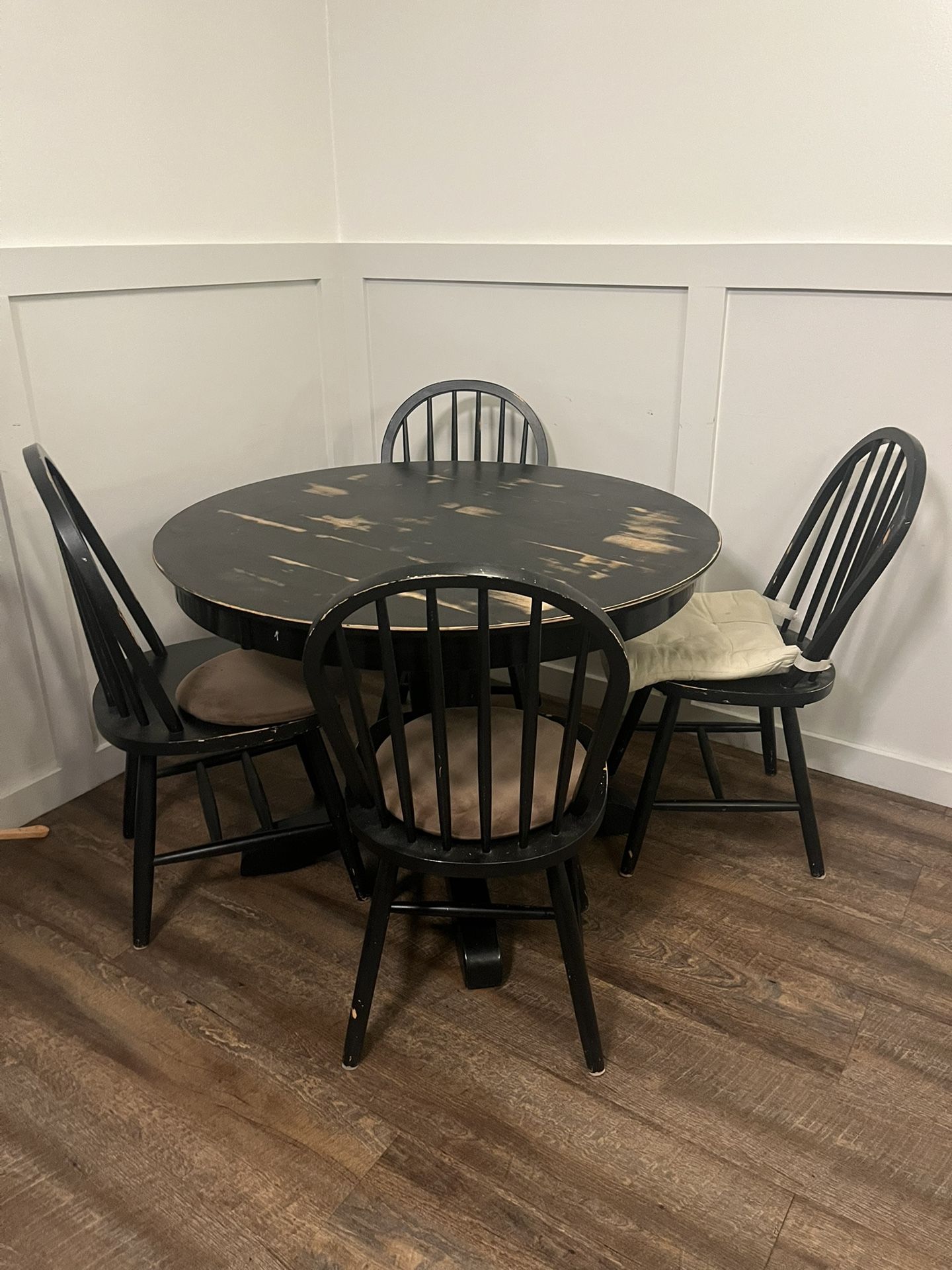 Kitchen Round Table And Chairs