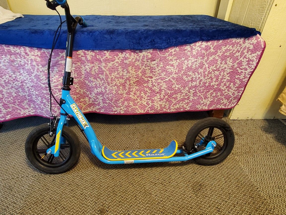 Razor Flashback 2 Wheel Kick Scooter - Blue

