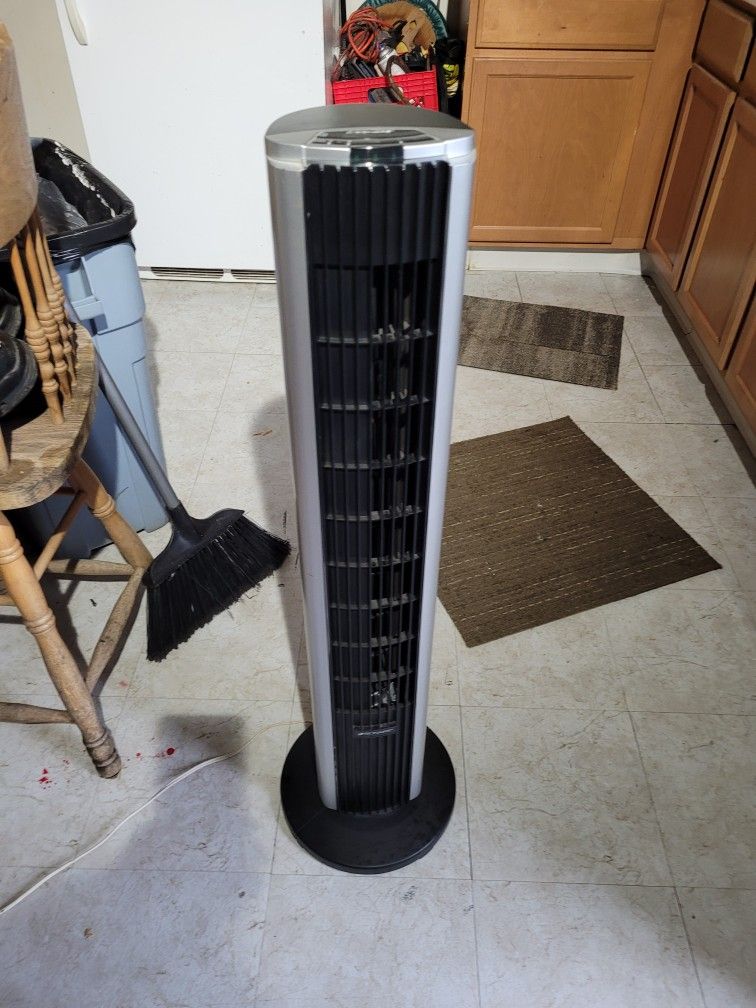 Bonaire 4 Foot Tower Fan Excellent Working Condition 