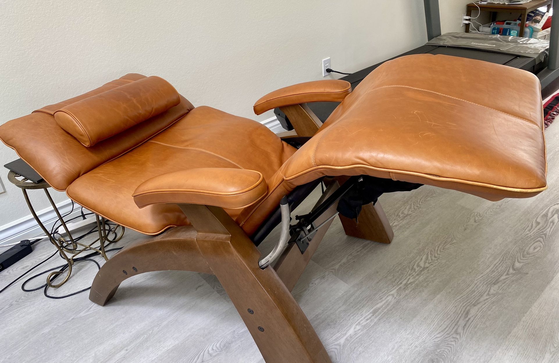 BEAUTIFUL Human Touch Perfect Chair PC 095 Power Recliner