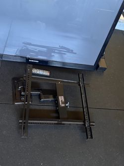 Samsung Flat Screen TV with Wall Mount and Remote