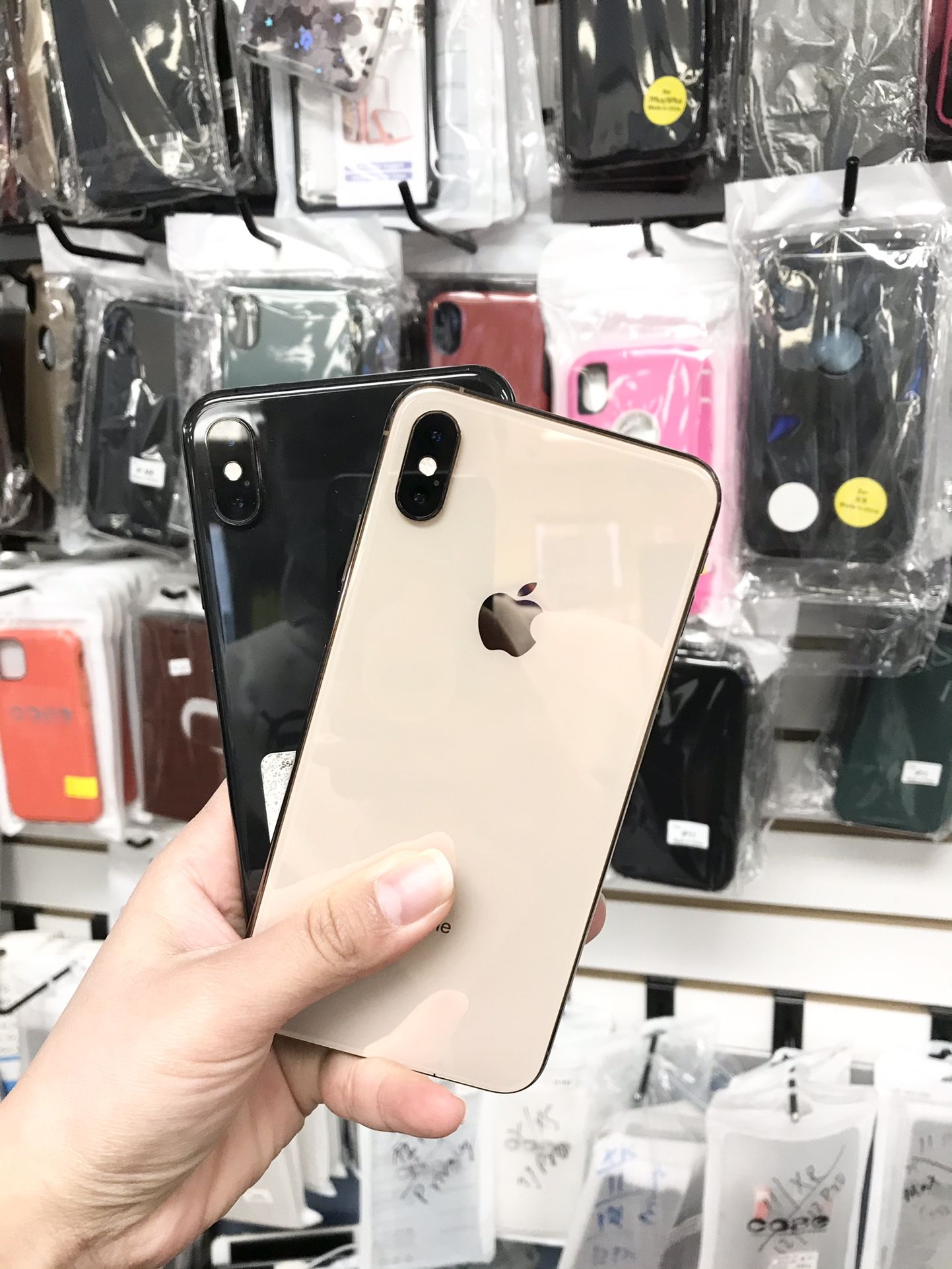 IPhone XS Max (64 gb) unlocked with store warranty Each